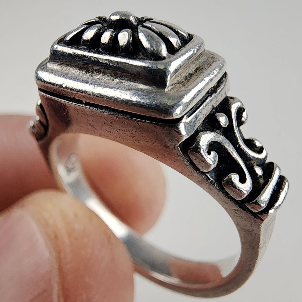 Vintage Brighton Floral Medallion Ring Size 8 in Sterling Silver 925