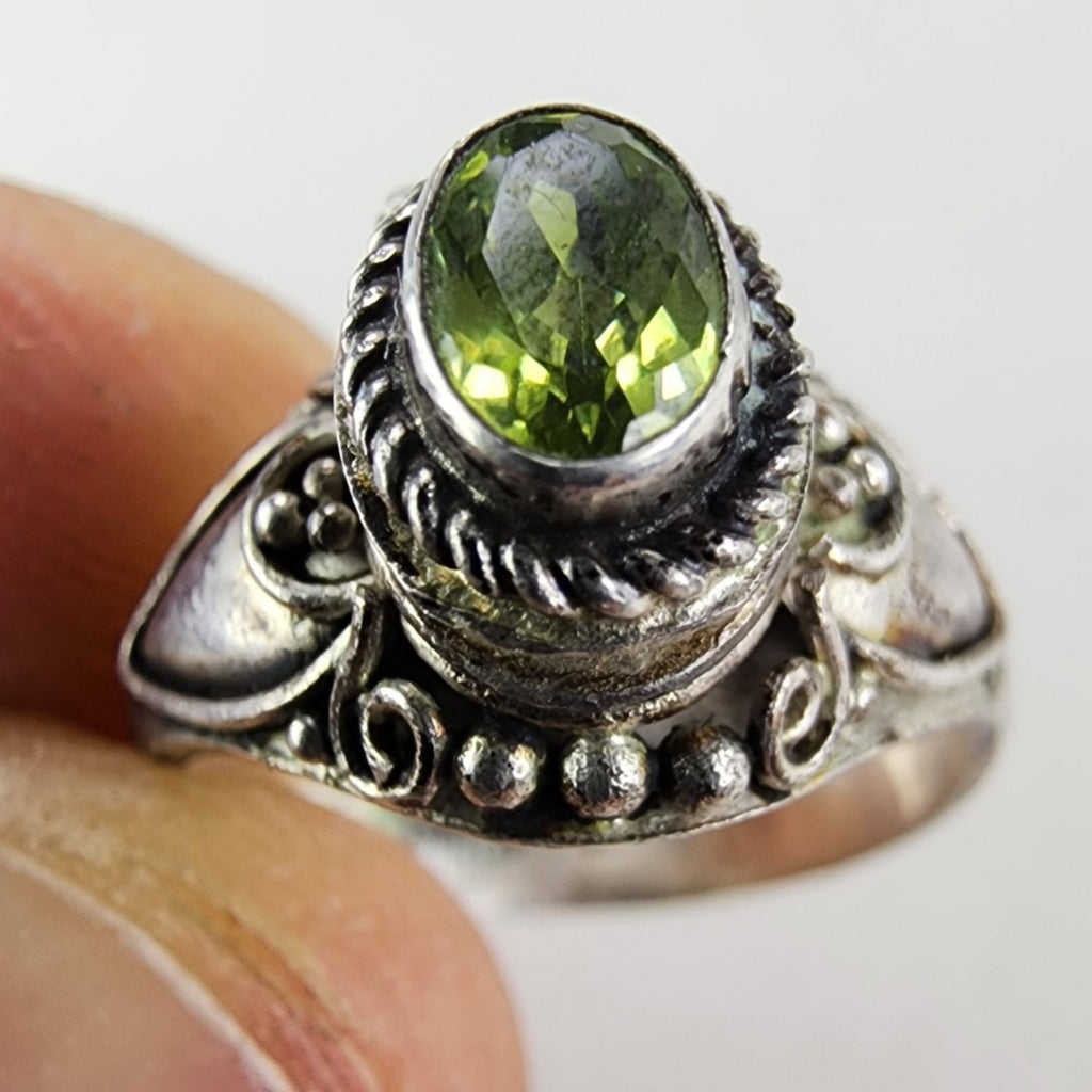 Beaded Peridot Poison Ring Size 4 3/4 Sterling Silver 925 Vintage