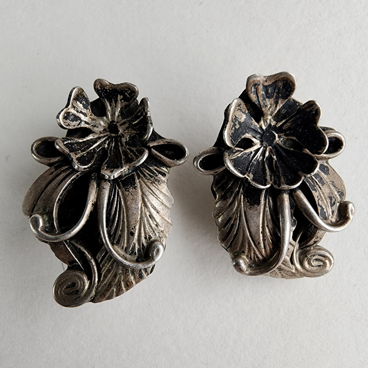 Native Scrolling Flower Stud Earrings in Sterling Silver 925
