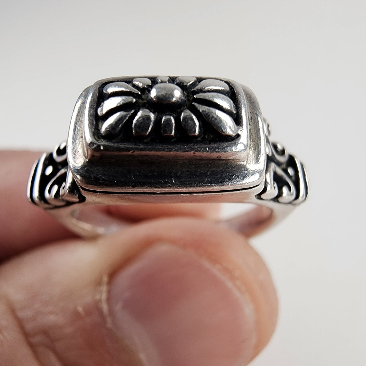 Vintage Brighton Floral Medallion Ring Size 8 in Sterling Silver 925
