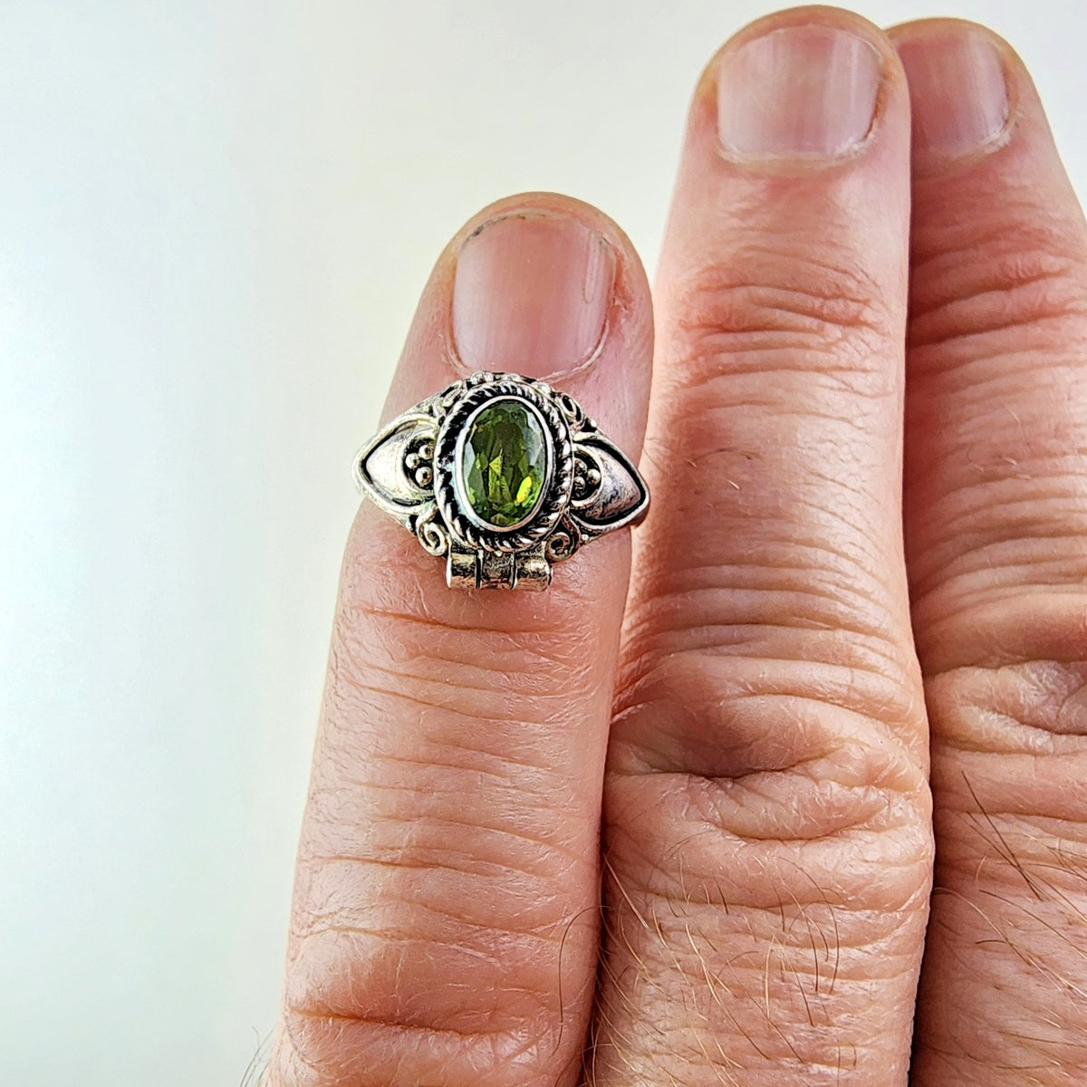 Beaded Peridot Poison Ring Size 4 3/4 Sterling Silver 925 Vintage