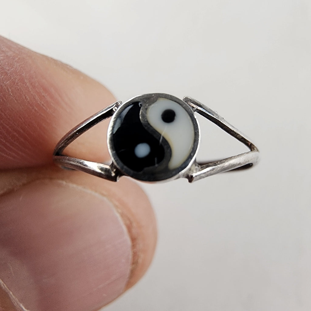 Yin Yang Enamel Vintage Ring Size 7 1/2 in Sterling Silver 925